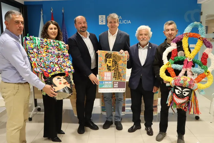 O director xeral de Turismo de Galicia, Xos&eacute; Merelles, e o delegado territorial da Xunta en Ourense, Manuel Pardo, posan xunto ao cartel da ViBoMask acompa&ntilde;ados por outros representantes locais dos concellos de Vilari&ntilde;o de Conso e Viana do Bolo.