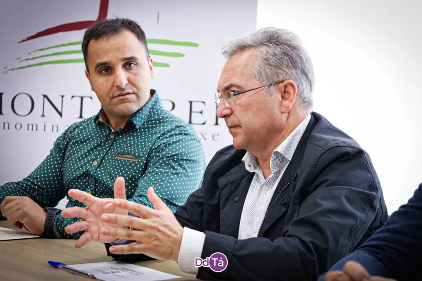 Luis Menor, el presidente de la Deputaci&oacute;n, con el tambi&eacute;n presidente de la D.O. Manuel V&aacute;zquez. | FOTO: Anabel G. Sim&oacute;n.