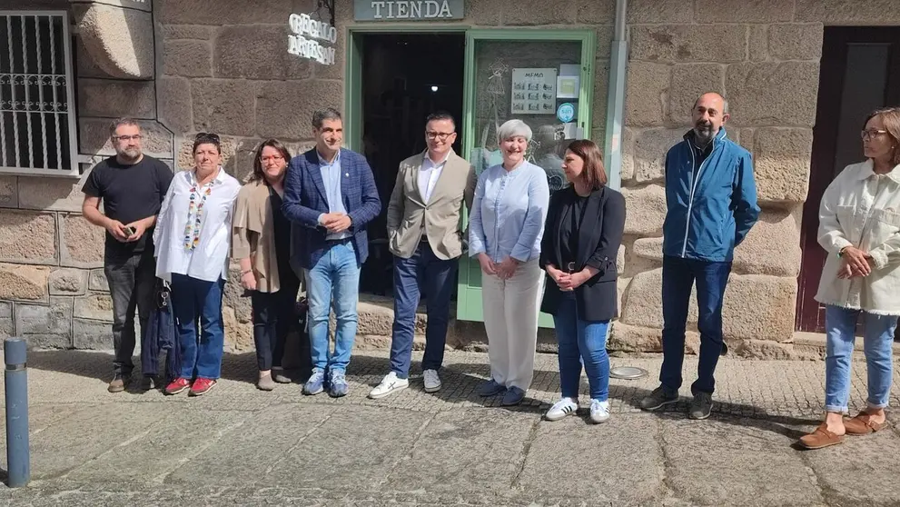 20250522 Visita Allariz Jos&eacute; Gonz&aacute;lez, Gabriel Al&eacute;n e Elena Fabeiro, artesan&iacute;a de galicia, emprendemento rural 02