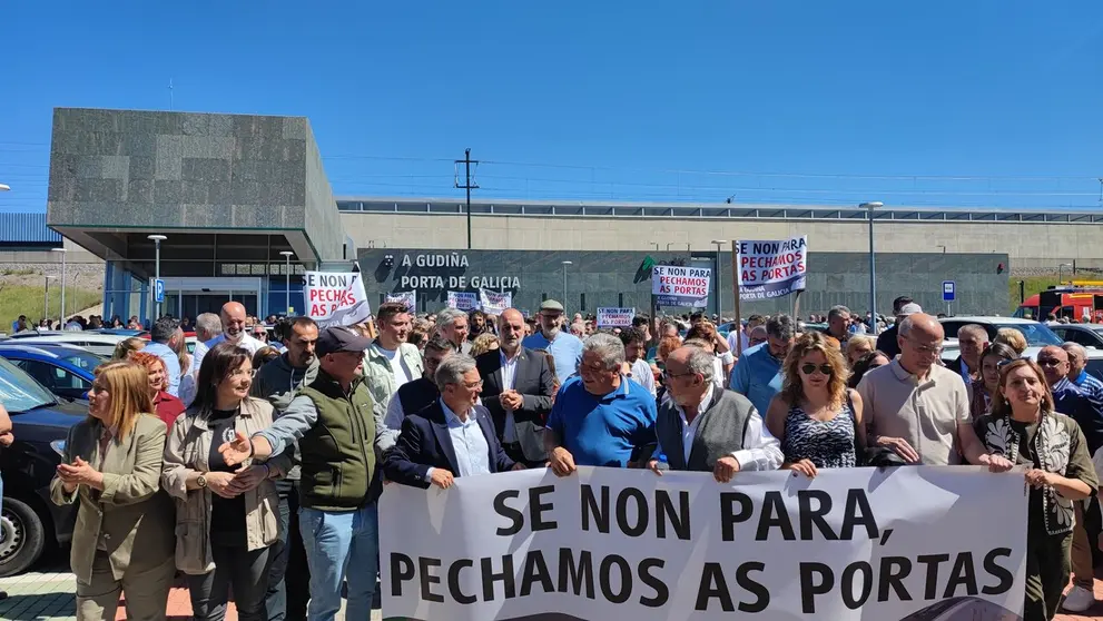 O presidente da Deputaci&oacute;n de Ourense encabezou, co alcalde da Gudi&ntilde;a, a pequena manifestaci&oacute;n polo parking da estaci&oacute;n. | FOTO: Xos&eacute; Lois Colmenero.