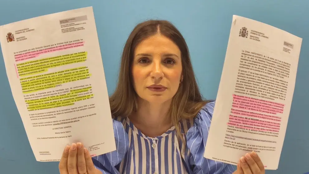 La portavoz del PP de Ver&iacute;n, con las comunicaciones remitidas por el Ministerio de Hacienda. | FOTO: Xos&eacute; Lois Colmenero.