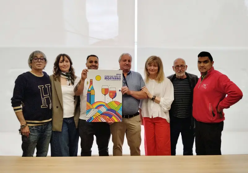 El jurado, con la propuesta ganadora del cartel de la Feira do Vi&ntilde;o de Monterrei 2025.
