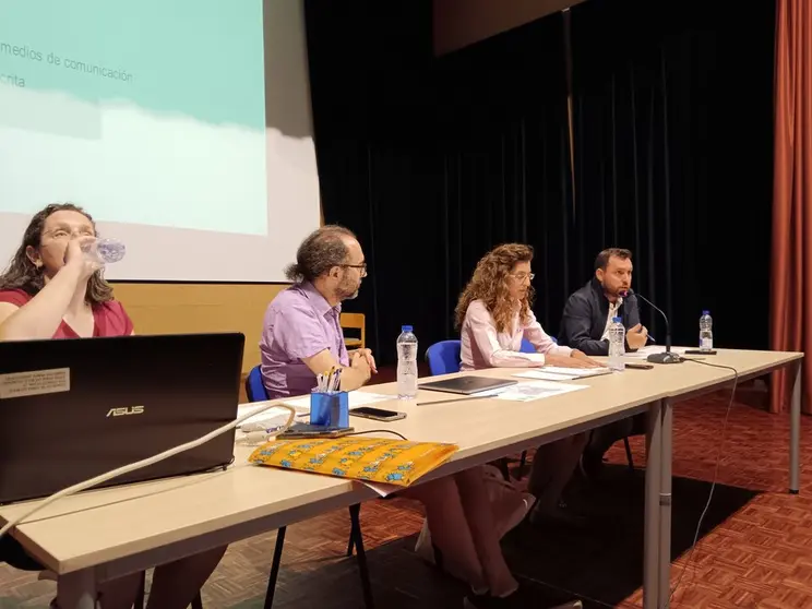 Rub&eacute;n Ri&oacute;s, a la derecha, dirigi&eacute;ndose al p&uacute;blico, con Bego&ntilde;a Mac&iacute;as a su izquierda; Orestes S&aacute;nchez e In&eacute;s Vidal. | FOTO: Xos&eacute; Lois Colmenero.