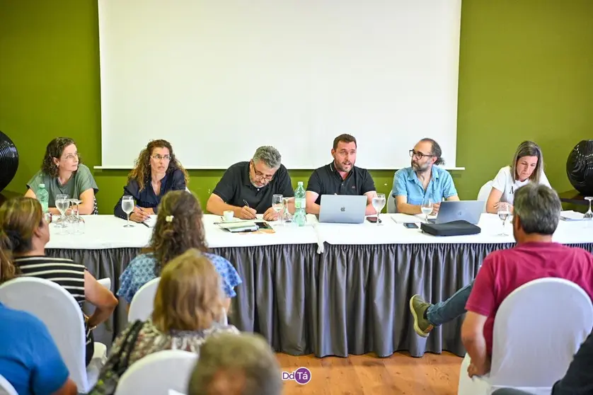 Notables ausencias, como la representaci&oacute;n de Ver&iacute;n y O Barco, en la reuni&oacute;n de alcaldes y alcaldesas con los miembros de "Dereito ao Tren". | FOTO: Noelia Caseiro.