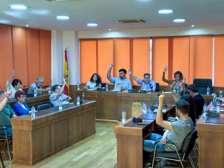 Los ediles del bipartito verinense, votando el proyecto de la guarder&iacute;a en el CEIP Princesa de Espa&ntilde;a.