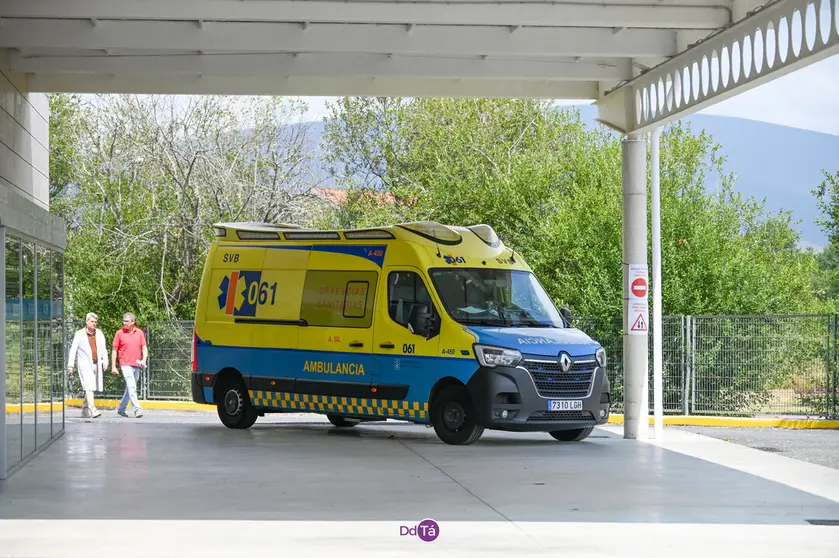 El septuagenario fue trasladado de madrugada al servicio de Urgencias del Hospital de Ver&iacute;n. | FOTO: Noelia Caseiro.