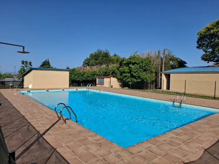 Piscina de Vilardev&oacute;s tras las reformas y nueva depuradora.