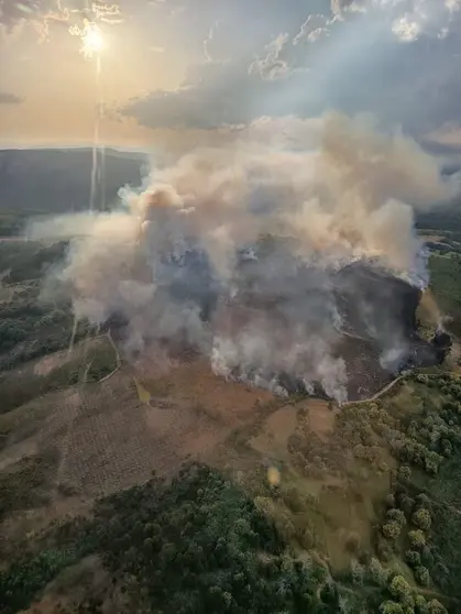 En la lucha contra las llamas participa la Brif de Laza, que nos brinda esta imagen desde el helic&oacute;ptero.