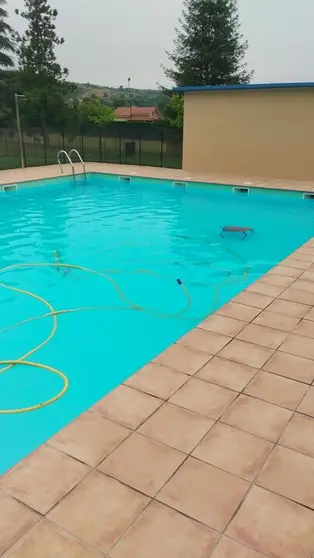 Mobiliario arrojado al interior de la piscina de Vilardev&oacute;s