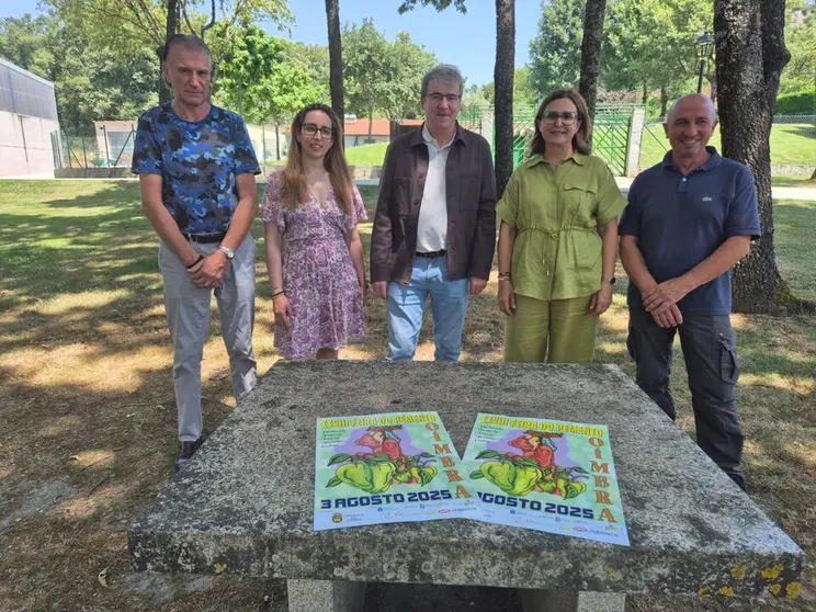 Manuel Pardo e Ana Villarino xunto a membros do goberno local.