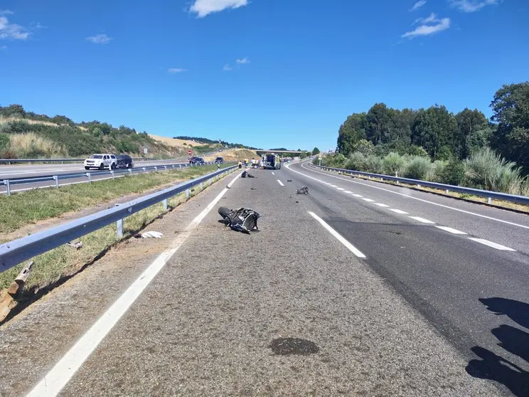 El impacto dej&oacute; destrozada la motocicleta en la que viajaba el malogrado motorista.