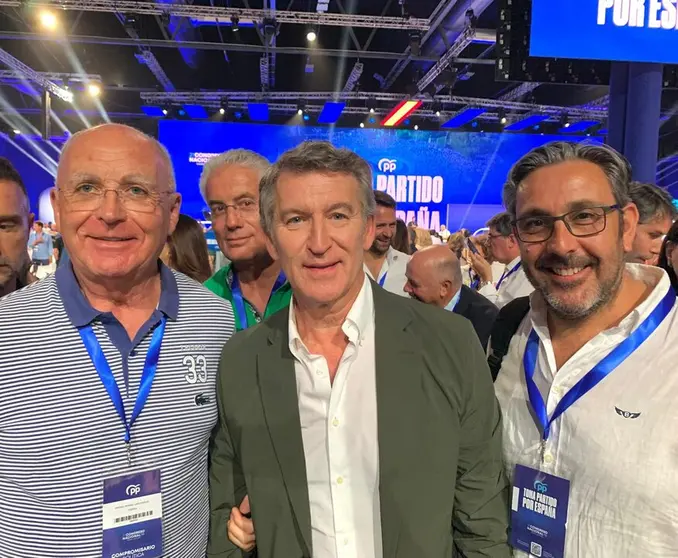 Alberto Prieto, a la derecha, con Alberto N&uacute;&ntilde;ez y Juan Manuel Jim&eacute;nez, este fin de semana en el XXI Congreso del Partido Popular.