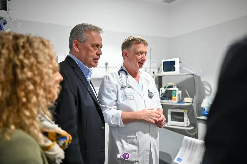 El conselleiro, Antonio G&oacute;mez Caama&ntilde;o, con Ces&aacute;reo &Aacute;lvarez, jefe del Servicio de Urgencias del Hospital de Ver&iacute;n. | FOTO: Noelia Caseiro.