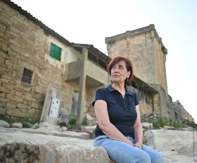 La investigadora Nieves Amado con la Torre de Don Sancho al fondo. FOTO | Noelia Caseiro.