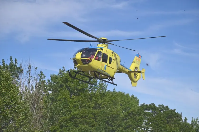 El herido fue trasladado al CHUO en helic&oacute;ptero. | FOTO: Noelia Caseiro.