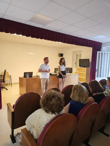 Vecinos y vecinas de Larouco en la reuni&oacute;n informativa. FOTO | Dereito ao tren.