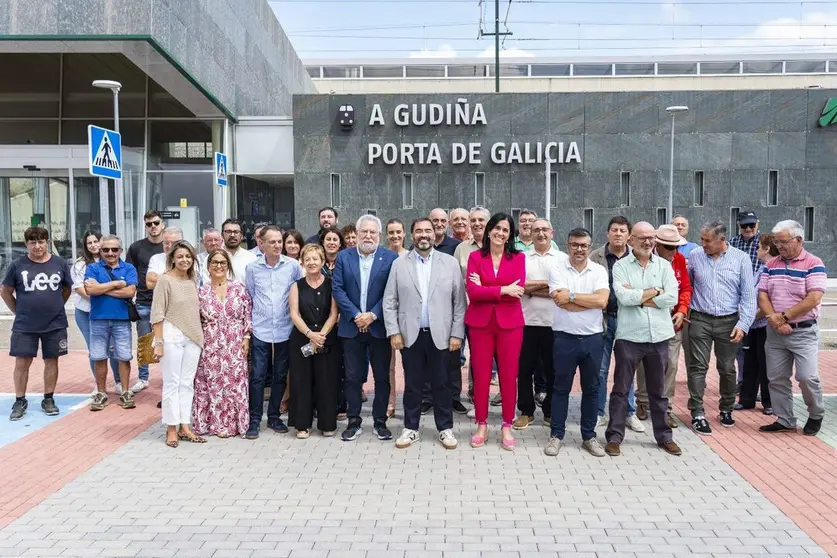 Representantes del PP de Galicia y alcaldes de la comarca afectada por recortes A Gudi&ntilde;a