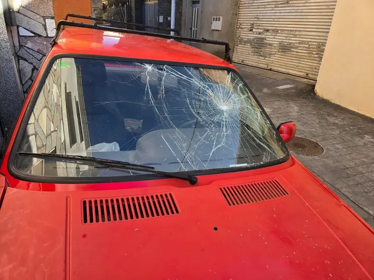20250722 Vandalismo Laza, coche reventada luna, rueda pinchada