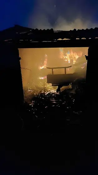 En el interior del cobertizo guardaba el propietario un remolque de tractor.
