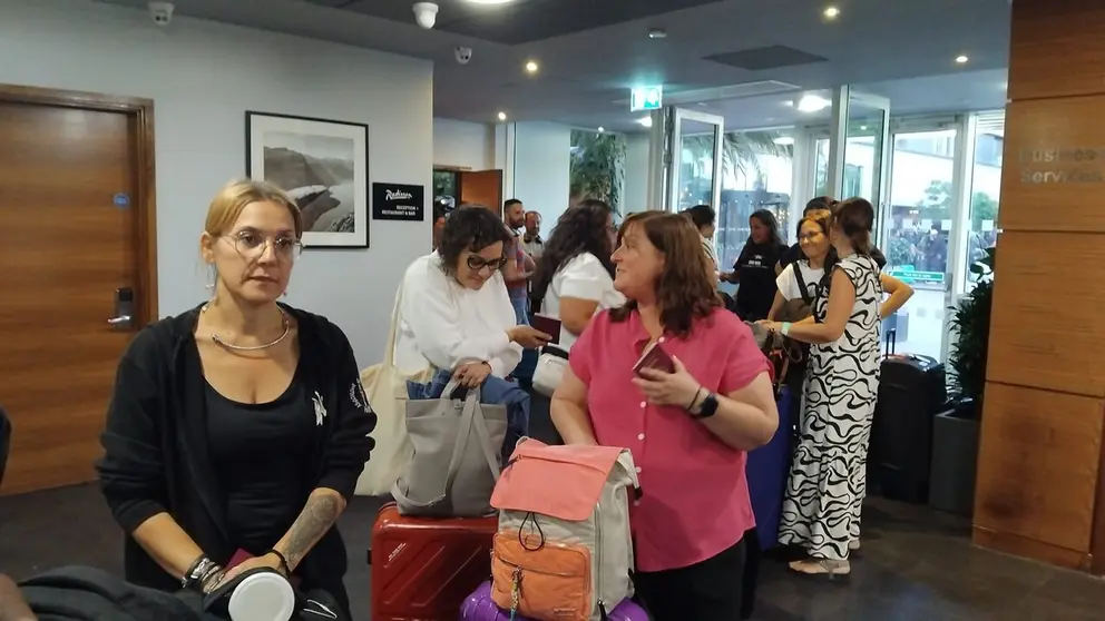 Rochi Novoa, maestra de Xunqueira de Amb&iacute;a junto a otros profesores retenidos en Londres.