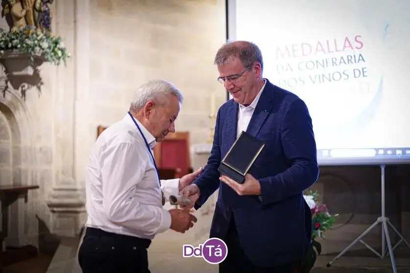 Manuel Pardo Cid ser&aacute; este a&ntilde;o uno de los que reciban la medalla de Cofrade. En la imagen, el pasado a&ntilde;o, con Alfonso Villarino. | FOTO: Anabel G. Sim&oacute;n.