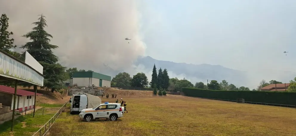 En las piscinas de Vilardev&oacute;s se ha situado el Puesto de Mando Avanzado. | FOTO: Mar&iacute;a Dosantos.