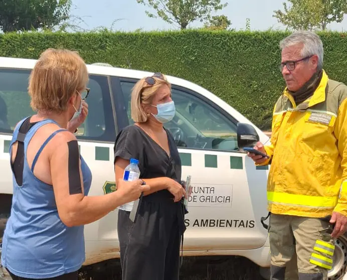 Manuel Rodriguez, Director Xeral de Montes y la Alcaldesa Eva P&eacute;rez se encuentran en la zona del incendio.