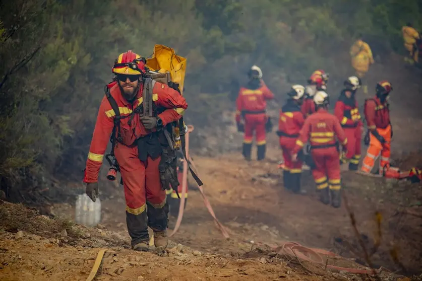 Efectivos de la UME trabajando en un incendio.