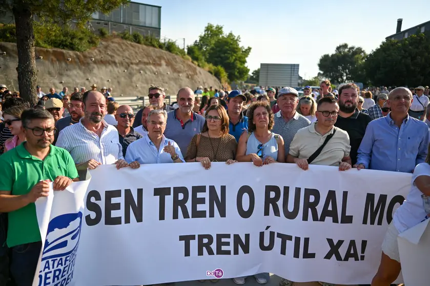 Representantes del PP en A Gudi&ntilde;a el pasado 2 de agosto durante la manifestaci&oacute;n convocada por la plataforma Dereito ao Tren.