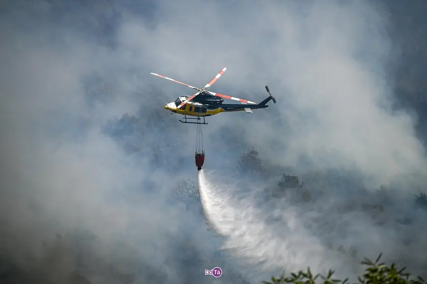 Helic&oacute;ptero en las labores de extinci&oacute;n del fuego de Penas Ceibes, el pasado s&aacute;bado d&iacute;a 2 de agosto. | FOTO: Noelia Caseiro.