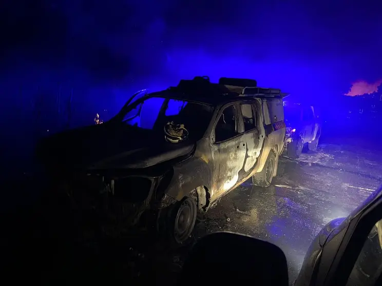 Dos veh&iacute;culos calcinados en el incendio de Santa Comba, en Vilardev&oacute;s. | FOTO: Esperanza A Trabe.