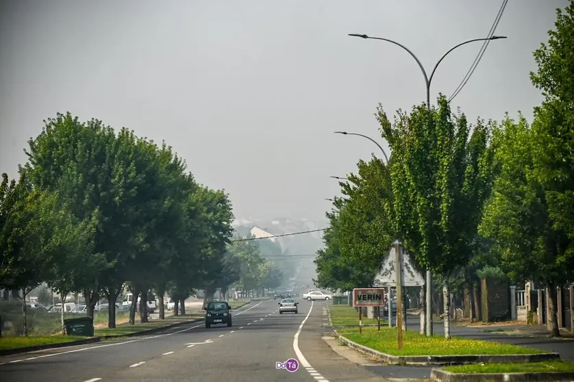 Entrada al municipio de Ver&iacute;n, cubierto por una nube de humo tras los graves incendios que rodean la comarca. | FOTO: Noelia Caseiro.