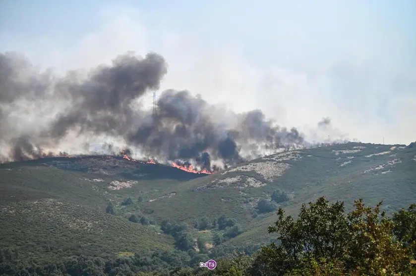 20250814 IFAEsculqueiraAMezquita, Incendio A Gudi&ntilde;a, monte O Testeiro (2)
