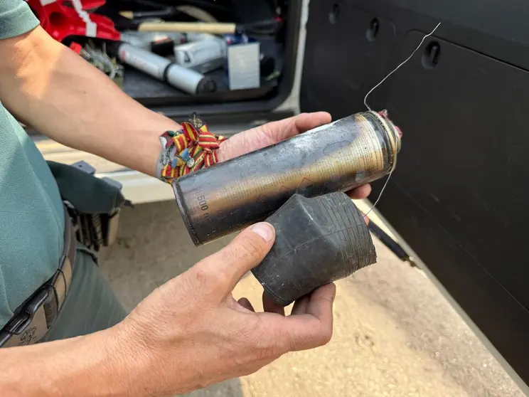 El artefacto incendiario que no lleg&oacute; a activarse, en manos de la Guardia Civil.