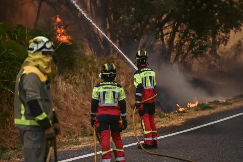 Bombeiros loitando nas lapas en Cualedro. | FOTO: Noelia Caseiro.