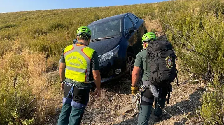 Agentes de la Guardia Civil delante del coche del ourensano desaparecido.