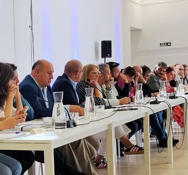 Reuni&oacute;n alcaldes e alcaldesas con Rueda, Eva P&eacute;rez y Rafa P&eacute;rez