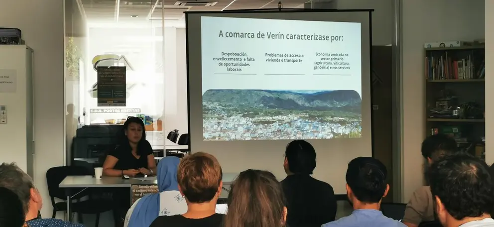 Laura Garrido, t&eacute;cnica del CDR Portas Abertas, durante la presentaci&oacute;n de las conclusiones del estudio sobre el racismo estructural en Ver&iacute;n.