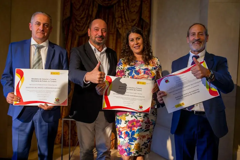 Alcaldes y alcaldesa de Manzaneda, Viana do Bolo y Vilari&ntilde;o de Conso junto al Director General de Turismo, Jos&eacute; Merelles tras recoger la distinci&oacute;n en Madrid.