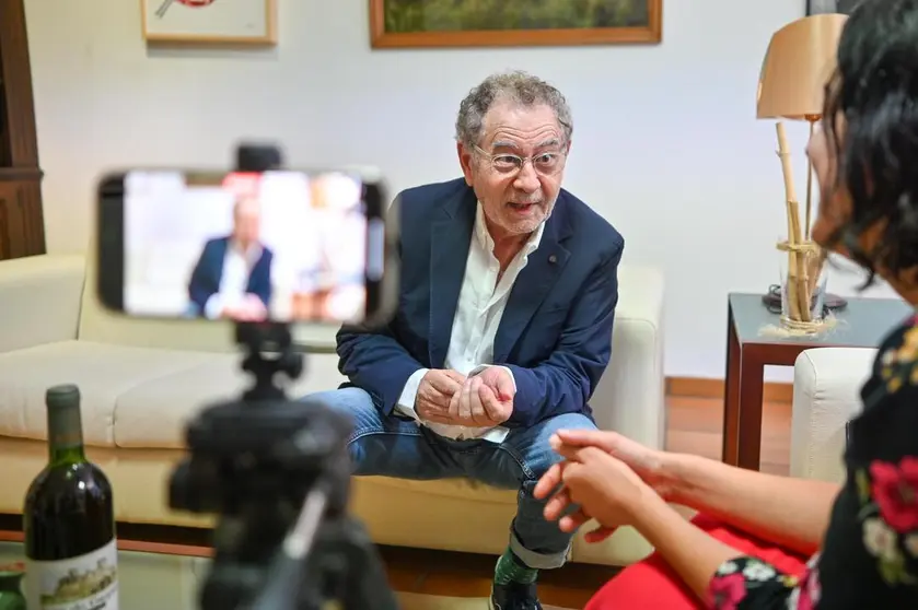 Roberto Verino durante la entrevista concedida a Diario do T&aacute;mega. | FOTO: Noelia Caseiro.