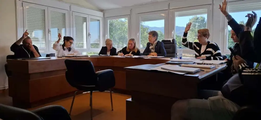 PP de Vilardev&oacute;s e IGV votando en contra de la nueva relaci&oacute;n de puestos de trabajo del Concello. | FOTO: Mar&iacute;a Dosantos.