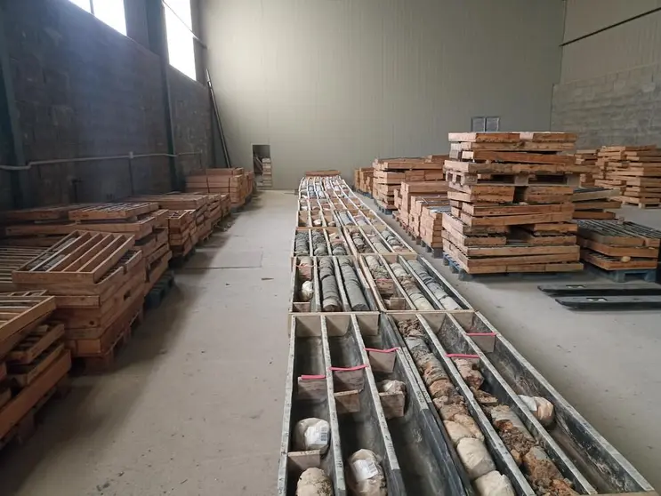 Muestras de los primeros sondeos, almacenadas en la nave de San Lorenzo.