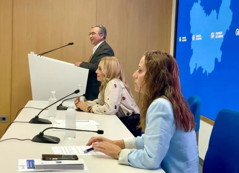 Luis Menor, Marta Novoa y Sandra Quintas, presidiendo la junta directiva.