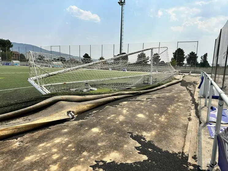 As&iacute; qued&oacute; el c&eacute;sped del polideportivo de A Granxa tras los sucesivos despegues de helic&oacute;pteros militares.