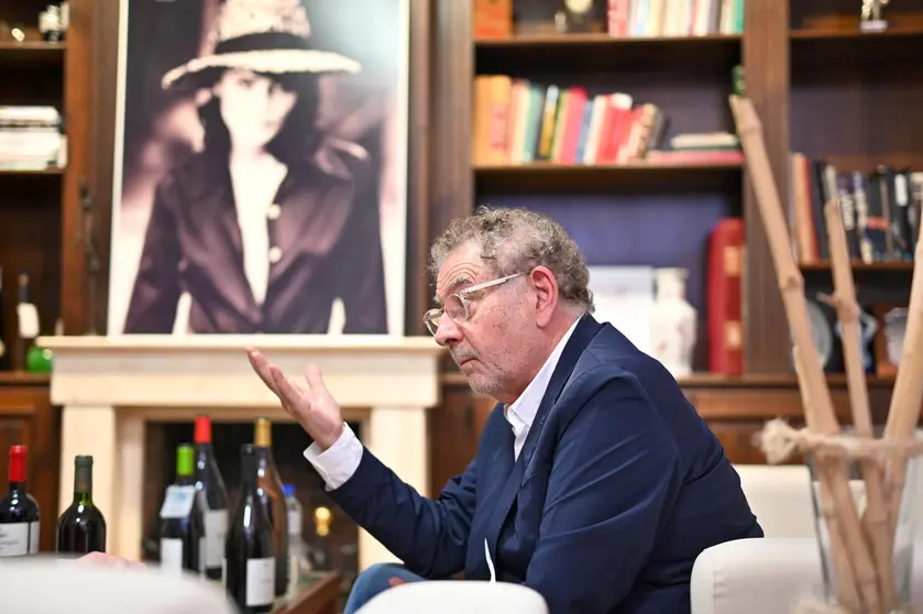 Roberto Verino en una entrevista para Diario do T&aacute;mega. | FOTO: Noelia Caseiro.