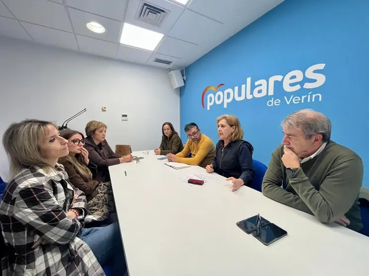 Manuel Pardo, a la izquierda de la presidenta de la gestora, Luisa Valladares. | FOTO: PP de Ver&iacute;n.