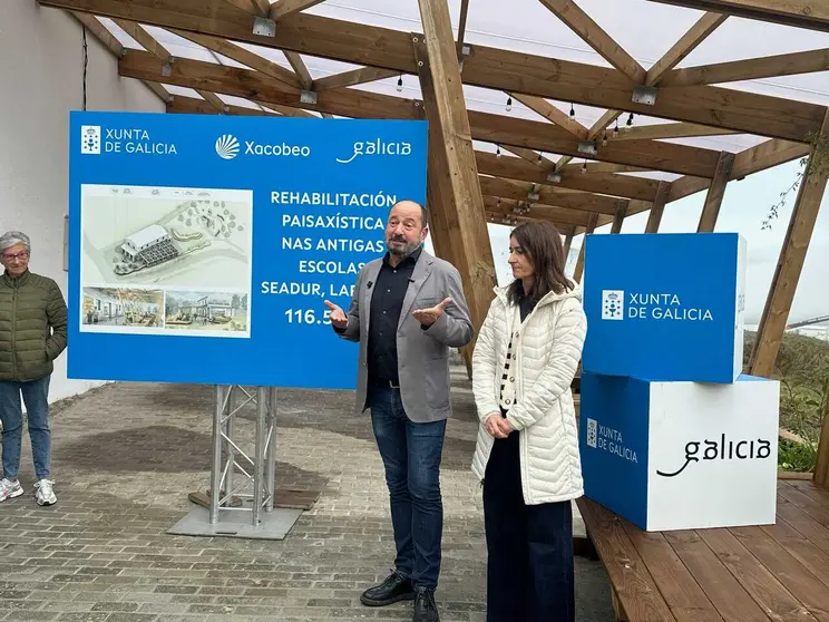 Xos&eacute; Merelles, director da Axencia de Turismo de Galicia, coa alcaldesa de Larouco, Patricia Lamela.