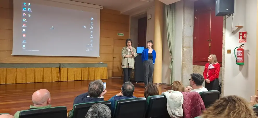 Iris Justo y Ana Pardo presentando Ra&iacute;ces Sonoras.
