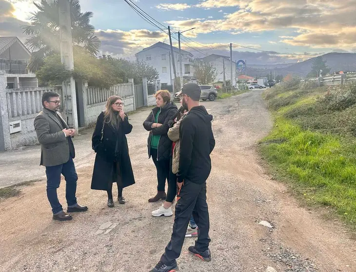 20251107 PP Visita Barrio Cruz Vermella 02 V&iacute;ctor Baladr&oacute;n, Lara da Silva, Sonia Arias