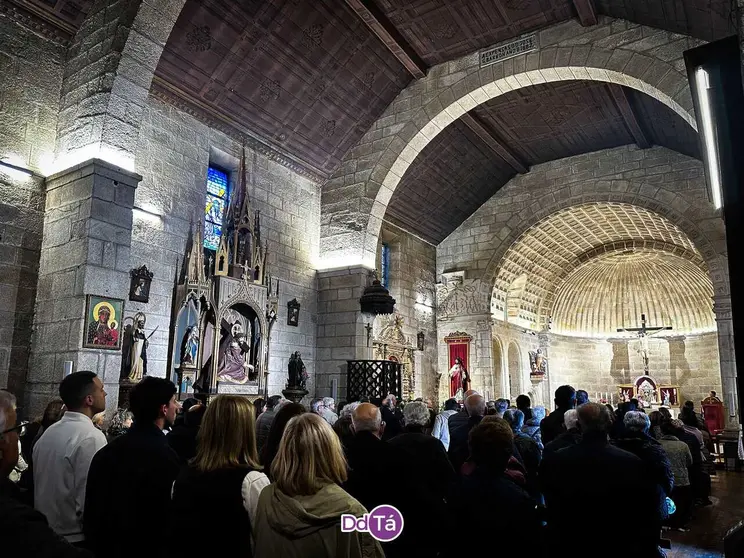 La iglesia parroquial de Ver&iacute;n, al completo en la despedida del galeno verinense. | FOTO: Diario do T&aacute;mega.